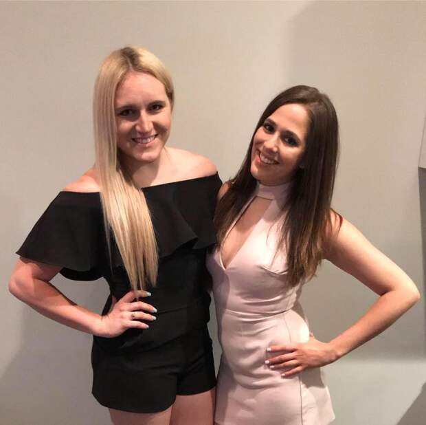 Учительница познакомилась с мужчиной в самолете и рассказала ему о бедных учениках в своей школе. Тогда незнакомец решил сделать ей щедрый подарок