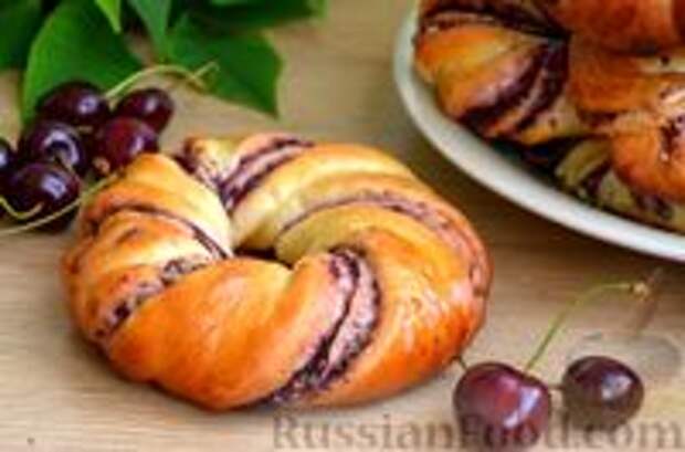 Фото к рецепту: Сдобные булочки-колечки с черешней и шоколадным штрейзелем