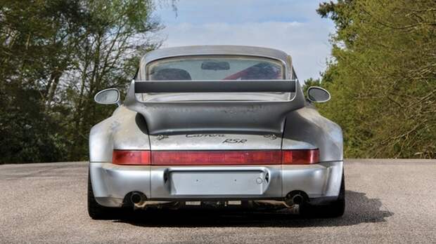 Porsche 911 RSR: вид сзади.