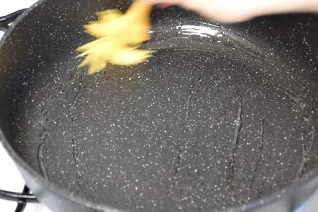 Ленивый хачапури на сковороде за 10 минут. вкусная сырная лепешка на завтрак: фото шаг 3