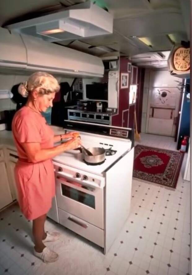 Кухонная зона в переоборудованном самолете Boeing 727 (Боливар, США). | Фото: autoevolution.com.