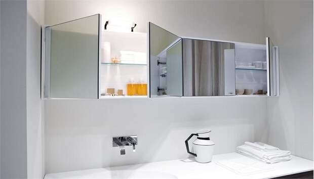 Зеркальные навесные шкафы в ванной комнате. / Фото: TaVannaya.ru 