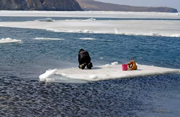 Рыбаков унесло на льдине на юге Сахалина