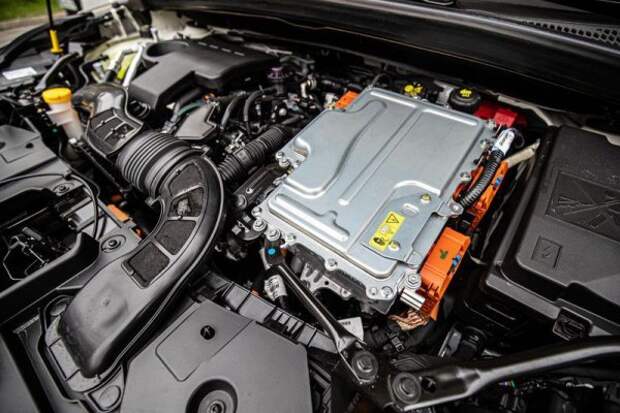 Dacia стремится как можно дольше предлагать автомобили с двигателем в соответствии со своей стратегией доступного ценообразования.Однако было подтверждено, что архитектура CMF-B совместима с приводами MHEV, HEV, PHEV и BEV, и Dacia признала, что при необходимости они могут электрифицировать модельный ряд.Учитывая, что большинство европейских рынков запретят выпуск двигателя Duster 2030 года во второй половине этого десятилетия, звуковой сигнал должен был быть доступен в электрифицированной форме. Это может означать, что румынский внедорожник может унаследовать сложную гибридную трансмиссию с подключаемым модулем, используемую Renault Captur E-Tech (на фото), или аналогичную самозагружающуюся гибридную установку Nissan Juke Hybrid.Они сочетают в себе 1,6-литровый четырехцилиндровый атмосферный бензиновый двигатель мощностью 94 л.с.и 148 Нм крутящего момента, электродвигатель мощностью 49 л.с.и 205 Нм, второй электродвигатель, работающий как HSG (High-Voltage Starter Generator), и сложная многорежимная коробка передач, передающая мощность на переднюю ось.Версия HEV поставляется с батареей емкостью 1,2 кВтч, а PHEV имеет большую емкость 9,8 кВтч.