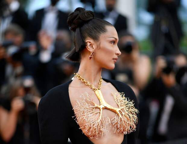 Белла Хадид в Schiaparelli на Каннском кинофестивале, 2021