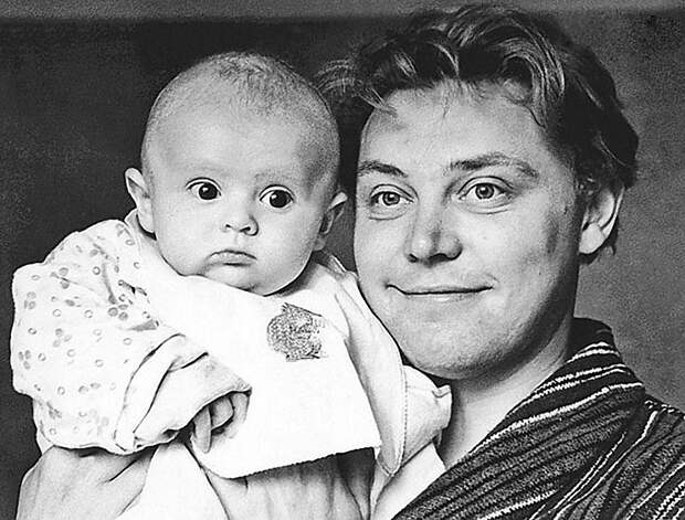Вячеслав Невинный с сыном Славой, 1966 год семья, слушают, фото