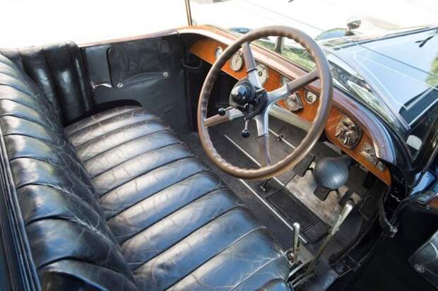 Интерьер Rolls-Royce Phantom I 1926 года, маленького дворца на колесах