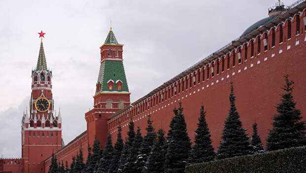 Спасская (слева) и Сенатская башни Московского Кремля. Архивное фото