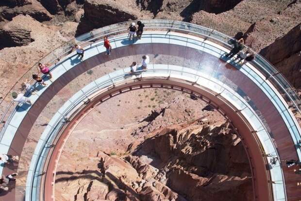 Смотровая площадка Grand Canyon Skywalk над Большим каньоном реки Колорадо Смотровая площадка Grand Canyon Skywalk над Большим каньоном реки Колорадо