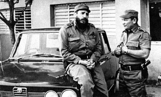 Фидель присел на капот своей Alfa Romeo 1750 Фидель Кастро, авто