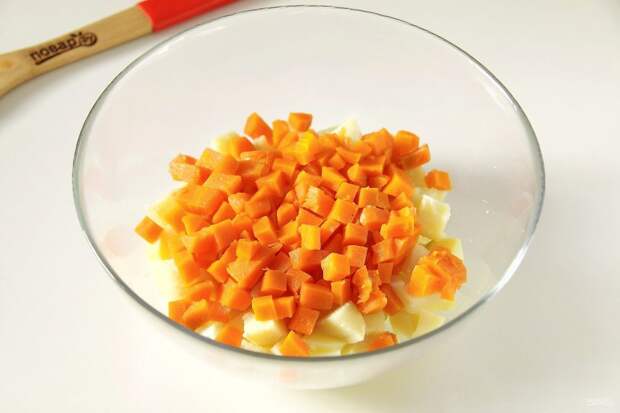 Добавьте нарезанную кубиками морковь.