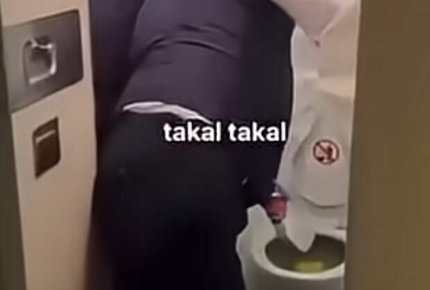 Авиакомпания заставила бортпроводников выгребать отходы из туалетов в раковины самолета