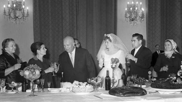 2. Валентина Терешкова (космонавт) и Андриян Николаев в 1963 году. На свадьбе присутствовал Никита Хрущев СССР, свадьбы