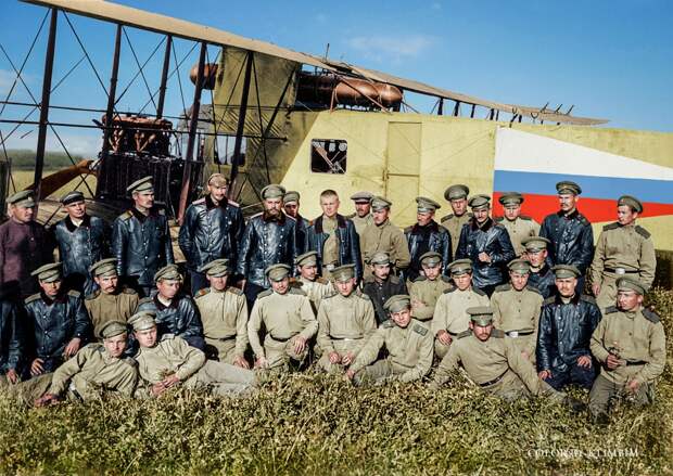 К Первой мировой войне по своей подготовке, уровню технической оснащённости русская армия уступала только германской. Но грубейшие ошибки в руководстве привели к тяжёлым последствиям. На фото: авиаторы и техники эскадры «Илья Муромец»