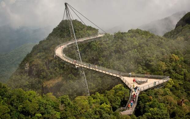 Этот Небесный мост расположен над самой живописной вершиной на острове Пулау-Лангкави.