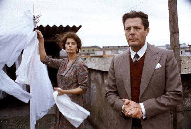 Это кадр из старого фильма Una giornata particolare ("Необычный день") с Софией Лорен – здесь она как раз изображает Типичную Итальянскую Домохозяйку
