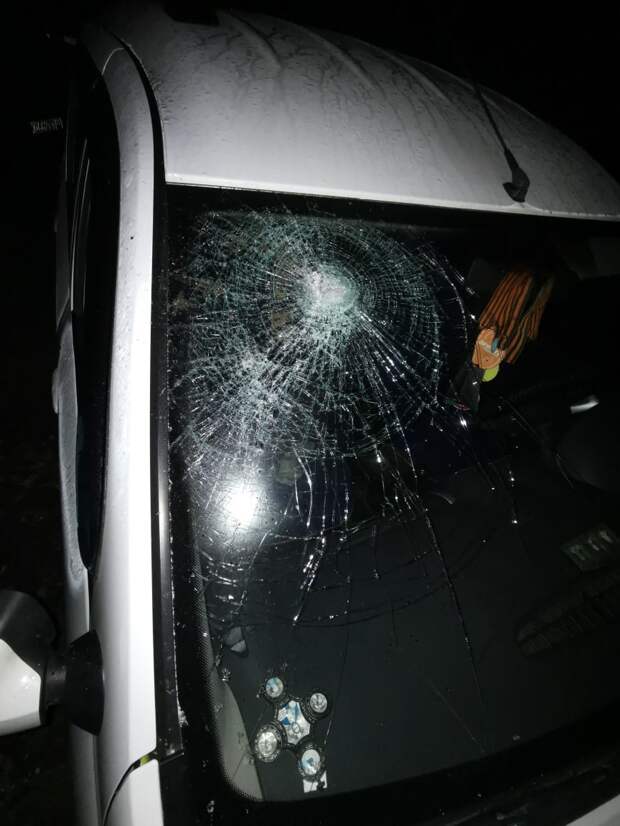Невменяемый мужчина разгромил машины и побил человека ночью в Твери