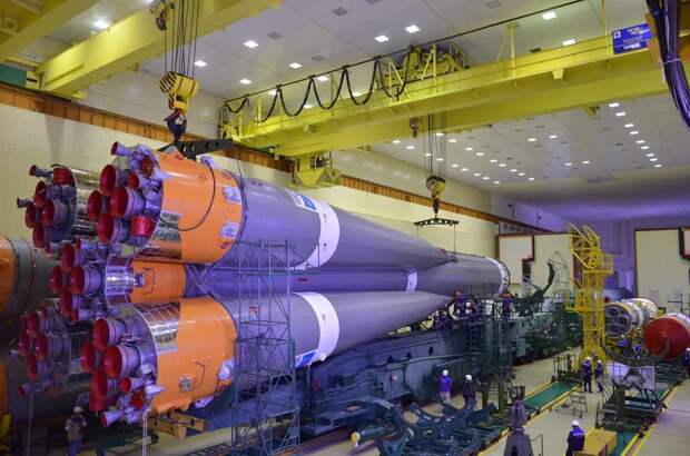 На ракету «Союз», которая отправится в космос в ближайший четверг, нанесли изображение, посвященное 300-летию СПбГУ