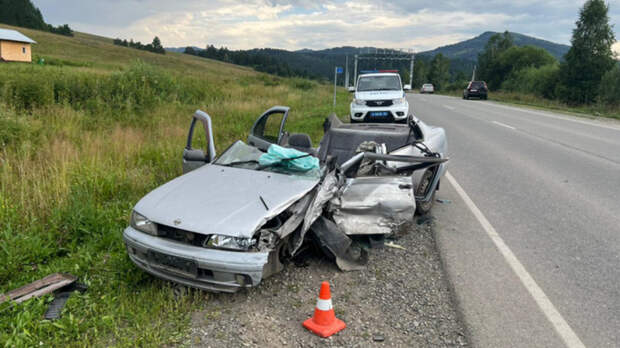 На Алтае три человека пострадали при лобовом столкновении двух иномарок