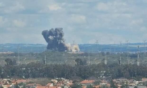 Показан момент удара иранской ракеты по крупнейшей ТЭС Израиля