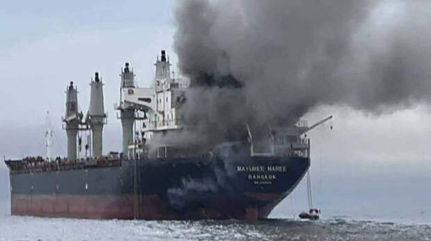 Тайское судно село на мель в Ормузском проливе после взрыва и пожара на борту 11 марта