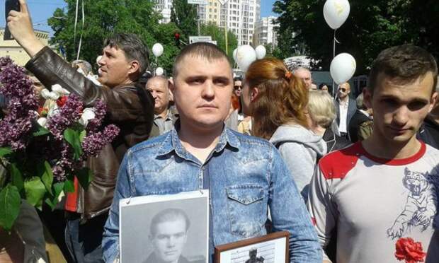 В Киеве нападают на участников акции «Бессмертный полк», срывают Георгиевские ленты