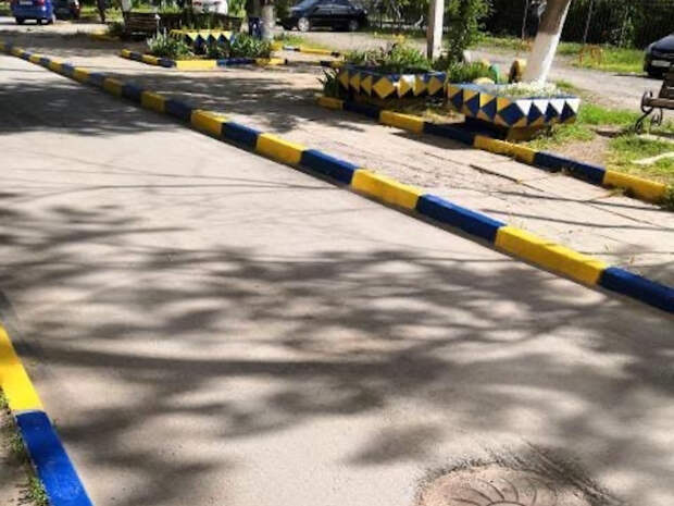 Жительницу Волгодонска возмутили желто-синие бордюры во дворах домов