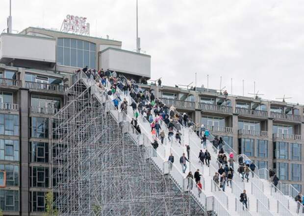 Гигантская лестница на крышу здания в центре Роттердама (7 фото)