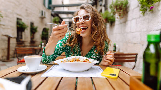 Почему мы теряем контроль над питанием летом: мнения экспертов