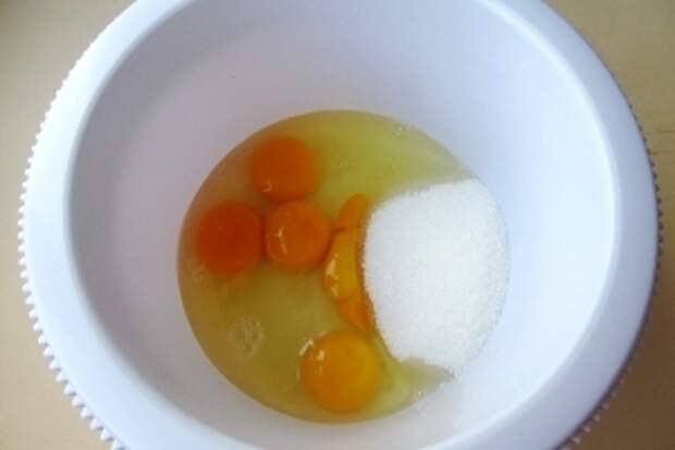 Яйца и сахар поместить в ёмкость для взбивания.