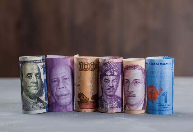 На торгах рубль укрепляется в пределах 0,5% к основным валютам