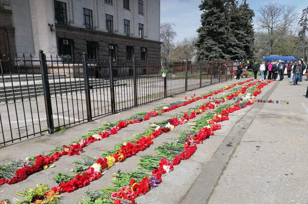 Одесса 2 мая: на Куликовом много цветов и много полиции Одесса 2 мая: на Куликовом много цветов и много полиции