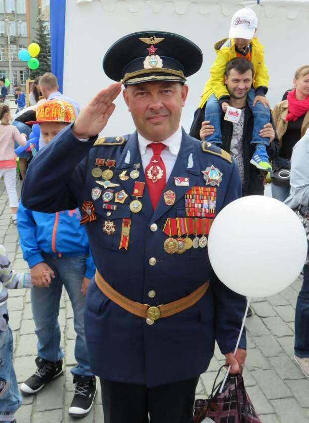 В Екатеринбурге появился "генерал ряженых войск", увешанный орденами и медалями времён ВОВ