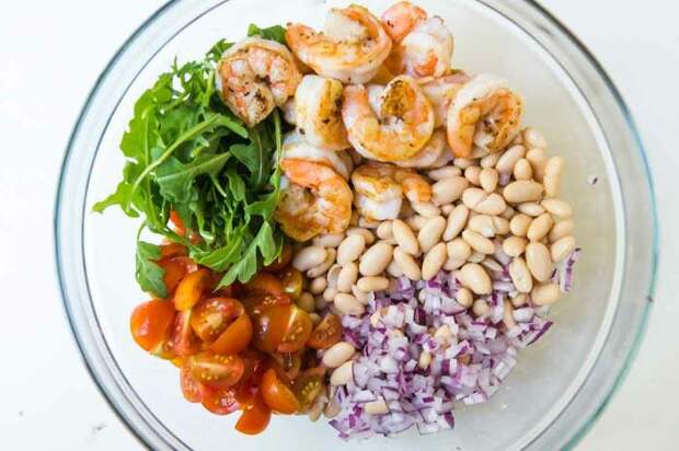 Салат с фасолью и креветками. \ Фото: yumchief.com.