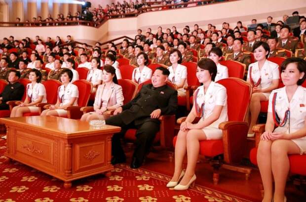 Ким Чен Ын окружает себя красивыми женщинами. / Фото: www.dnpmag.com