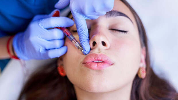 Яд, укол против пота и мигрени или залог молодости? Косметолог развеяла мифы о ботоксе