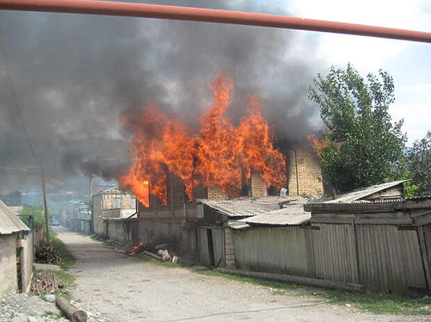 В Чечне сгорели дома родственников боевиков, устроивших атаку 9 мая