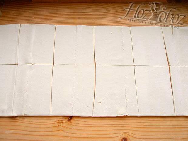 Разморозим за 30-40 минут слоенное тесто, а потом разделим его на 12 или больше равных треугольников
