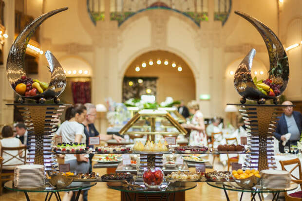 Гранд Отель Европа приглашает на праздничный бранч в ресторане «Европа»