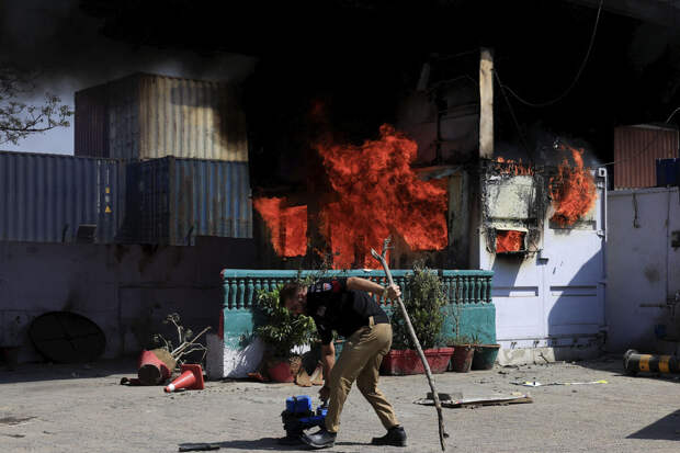 Протестующие в Пакистане подожгли офис ООН и правительственные здания