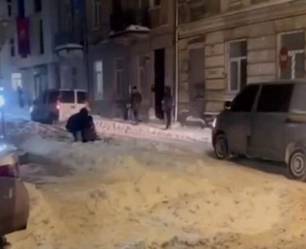 Во Львове военком бросил в сугроб девушку, спасавшую парня от мобилизации
