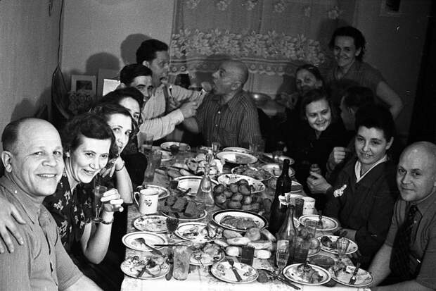 Застолье в СССР - настоящий кладезь воспоминаний о советской кухне. /Фото: cont.ws