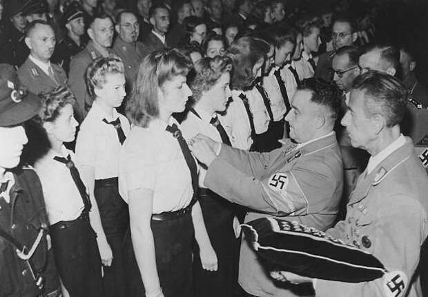Сотни девочек забеременели во время молодежного съезда в гитлеровской Германии Гитлерюгенд, Лига немецких девушек, НСДАП, беременность, гитлер, история гитлеровской Германии, нацисты, нюрнберг
