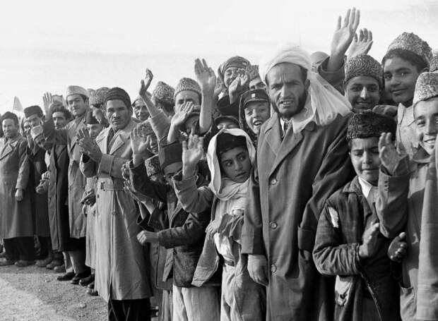 Афганцы выстроились в линию во время визита президента США Дуайта Эйзенхауэра в Кабул, 9 декабря 1959 года.