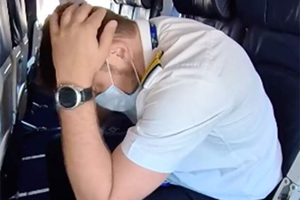 Пилот назвал самую безопасную позу для пассажира при аварийной посадке самолета