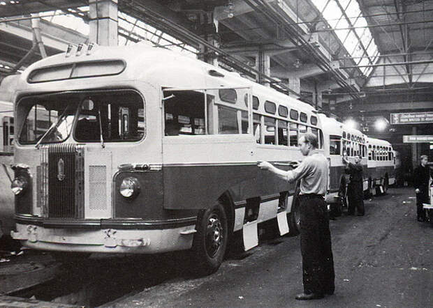 Конвейерная сборка автобусов "ЗиС-155" в одном из цехов автомобильного завода им. И.В. Сталина. 15 июня 1955 года. ЗИЛ, ЗИС|Фото: