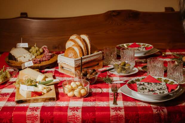 Меню для Огненной Лошади: что поставить на стол в 2026 году, чтобы угодить хозяйке года