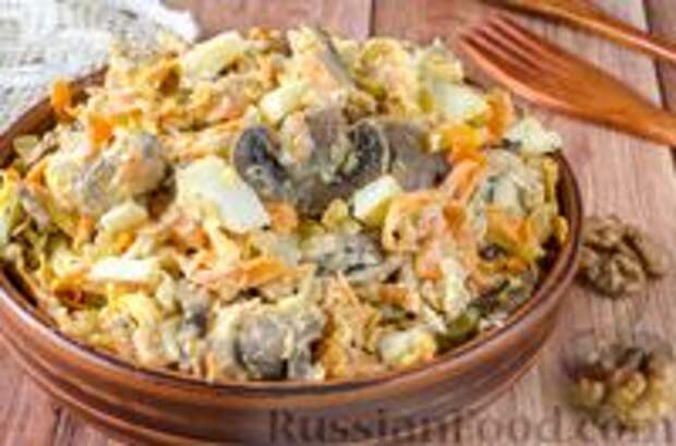 Фото к рецепту: Салат из запечённой рыбы с шампиньонами, морковью и орехами