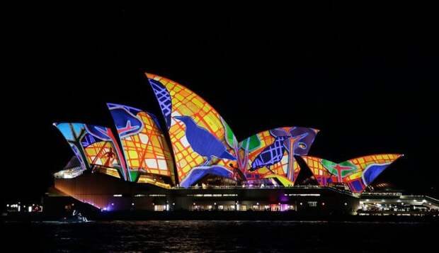 Здание Сиднейской оперы во время фестиваля света Vivid Sydney 2016