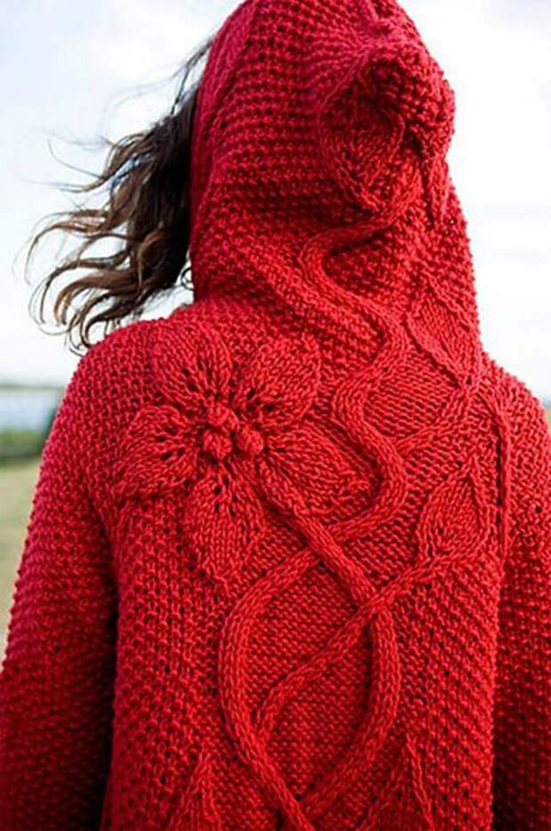 Красное пальто с капюшоном и крупными цветами